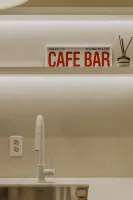 간접조명이 돋보이는 미니멀 카페바 인테리어